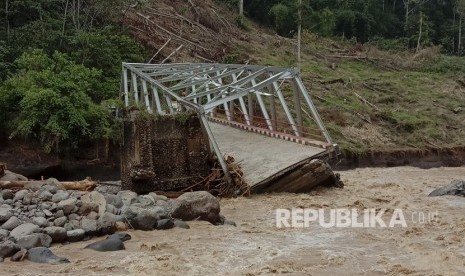 Empat orang dinyatakan meninggal dunia dalam insiden putusnya jembatan di Desa Manau Sembilan II, Kecamatan Padang Guci Hulu, Kabupaten Kaur, Bengkulu, pada Ahad (19/1) kemarin (Ilustrasi Jembatan Putus)