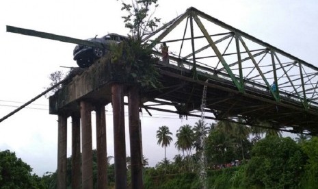 Jembatan penghubung nagari di Padang Pariaman yang roboh.