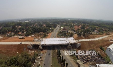  Jembatan penghubung ruas tol trans-jawa Pemalang-Batang di daerah Kandeman, Batang, Jawa Tengah, Sabtu (10/6). 