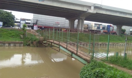 Jembatan penyeberangan di atas Kalimalang tak terawat