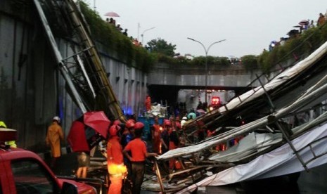 Jembatan penyeberangan di Pasar Minggu yang roboh