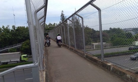 Jembatan Penyeberangan Orang di Jalan Alternatif Jakarta Outer Ring Road (JORR) Jati Melati, Pondok Melati, Kota Bekasi dipakai oleh para pengendara sepeda motor untuk menyebrang. 