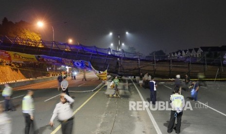 Jembatan penyeberangan orang di kilometer 7 tol Jakarta-Serpong roboh, Ahad (15/5) malam.