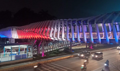 Jembatan Penyeberangan Orang Gelora Bung Karno (JPO GBK) menampilkan warna-warna bendera Selandia Baru sebagai bentuk belasungkawa terhadap insiden penembakan di Christchurch, Selandia Baru. 