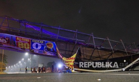 Jembatan Penyeberangan Orang (JPO) di kilometer 7 tol Jakarta-Serpong roboh akibat ditabrak truk crane, Ahad (15/5) malam.Republika/Edwin Dwi Putranto