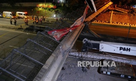 Jembatan Penyeberangan Orang (JPO) di kilometer 7 tol Jakarta-Serpong roboh akibat ditabrak truk crane, Ahad (15/5) malam.Republika/Edwin Dwi Putranto