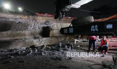 Jembatan Penyeberangan Orang (JPO) di kilometer 7 tol Jakarta-Serpong roboh akibat ditabrak truk crane, Ahad (15/5) malam.Republika/Edwin Dwi Putranto