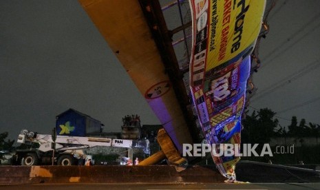 Jembatan Penyeberangan Orang (JPO) di kilometer 7 tol Jakarta-Serpong roboh akibat ditabrak truk crane, Ahad (15/5) malam.Republika/Edwin Dwi Putranto