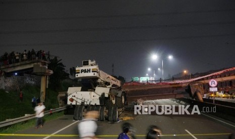 Jembatan Penyeberangan Orang (JPO) di kilometer 7 tol Jakarta-Serpong roboh akibat ditabrak truk crane, Ahad (15/5) malam.Republika/Edwin Dwi Putranto