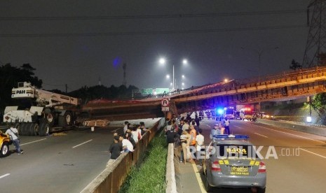 Jembatan Penyeberangan Orang (JPO) di kilometer 7 tol Jakarta-Serpong roboh akibat ditabrak truk crane, Ahad (15/5) malam.Republika/Edwin Dwi Putranto