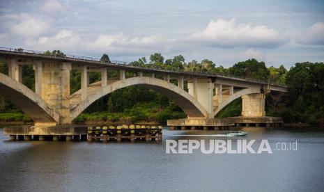 Jembatan Pulau Balang I di Kabupaten Penajam Paser Utara, Kalimantan Timur, Kamis (10/2/2022). Jembatan Pulau Balang menjadi salah satu akses penghubung menuju Ibu Kota Negara (IKN) Nusantara, jembatan tersebut menghubungkan Kota Balikpapan langsung ke Penajam Paser Utara namun hingga kini belum bisa digunakan untuk umum karena akses jalan belum selesai dikerjakan. 