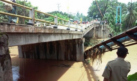 Jembatan Putrapinggan di Desa Putrapinggan, Kecamatan Kalipucung, Kabupaten Pangandaran, yang nyaris ambruk akibat dihantam pipa PDAM 