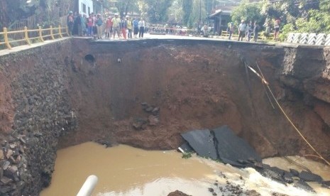 Jembatan Putrapinggan, Pangandaran, ambles akibat hujan deras, Ahad (9/10).