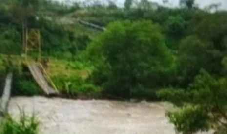 Jembatan putus di Kabupaten Kaur, Bengkulu, akibat banjir bandang, Ahad (19/1).