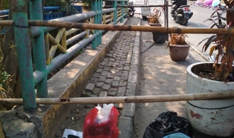 Jembatan retak di Perumahan Permata Depok.