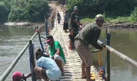 Jembatan Sasak yang melintasi Bangawan Solo.