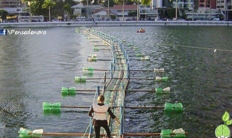 Jembatan sepanjang 23 meter yang terbuat dari limbah botol plastik melintasi kanal Bega di jantung kota Timisoara