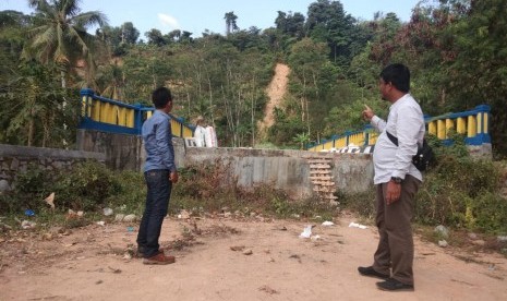 Jembatan Sinaruju, Desa Mekarbuana, Kecamatan Tegalwaru, Karawang, yang pembangunannya mangkrak, rencananya tahun ini akan diselesaikan pembangunannya, Rabu (14/8). 