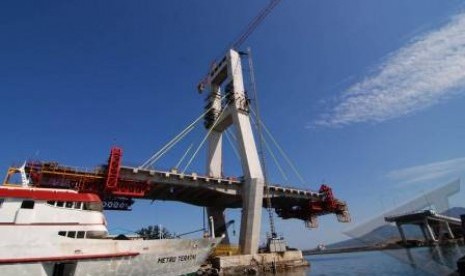 Jembatan Soekarno di Manado.