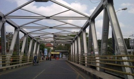 Jembatan rentan rubuh karena beberapa bagiannya sudah mengalami korosi (karatan).