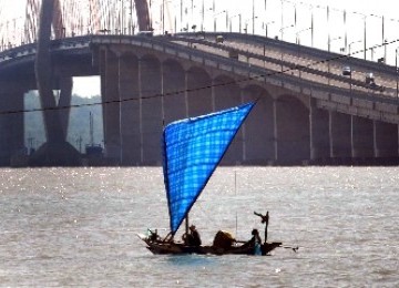 Jembatan Suramadu, salah satu lokasi razia yang digelar Polres Bangkalan, Madura, terhadap warga yang akan berangkat ke Ambon.