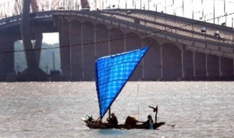 Jembatan Suramadu, salah satu lokasi razia yang digelar Polres Bangkalan, Madura, terhadap warga yang akan berangkat ke Ambon.