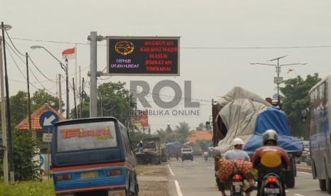    Jembatan timbang di Losarang, Indramayu, Jawa Barat. 