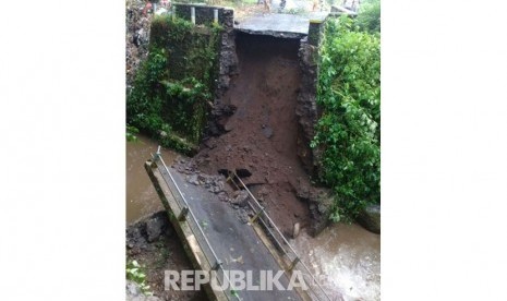 Jembatan utama di Desa Pulungdowo, Kecamatan Tumpang, Kabupaten Malang putus pada Sabtu sore (16/12).