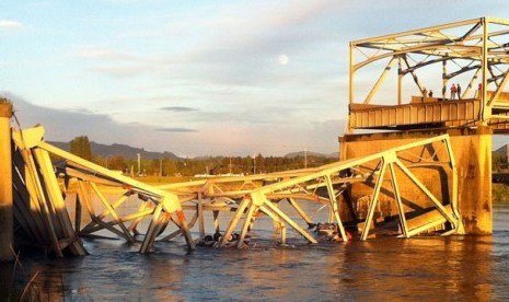 Jembatan yang ambruk di Sungai Skagit.