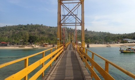 The bridge that connects Nusa Lembongan and Nusa Ceningan, Klungkung, Bali, collapsed  on Sunday (16/10). 