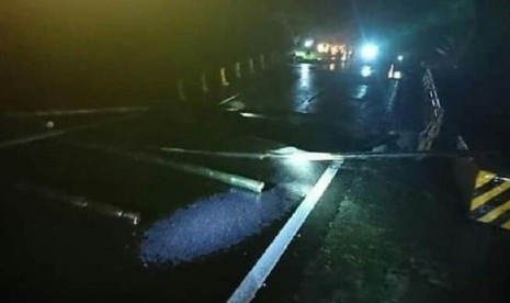 Jembatan yang roboh berada di Kayu Tanam, di jalur utama Padang-Bukittinggi via Padang Panjang.