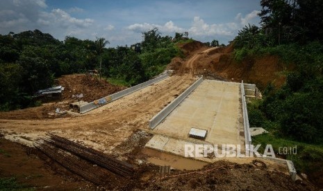 Jembatan yang telah terhubung dalam proyek pembangunan Jalan Tol Bogor-Ciawi-Sukabumi (Bocimi) di Kawasan Rancamaya, Bogor, Jawa Barat, Selasa (1/11). 