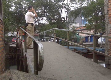 Jembatan Kambing yang membelah Kali Angke di kawasan Pekojan, Jakarta Utara