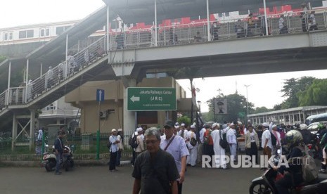 Jembatan Penyeberangan Orang ST Juanda terlihat sesak oleh ratusan jamaah masa aksi yang keluar dari ST Junda, Jumat, (5/5).