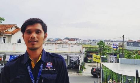 Jemi Ardian merupakan salah satu alumni Universitas BSI (Bina Sarana Informatika) kampus Tasikmalaya Jurusan Manajemen Informatika yang saat ini Sistem Informasi, lulus tahun 2015. Saat ini Jemi bekerja di sebuah anak perusahaan dari Samsung Electronic Indonesia (SEIN) yang bergerak di bidang smartphone gadget & electronic terbaik secara global yaitu PT Accentuates.