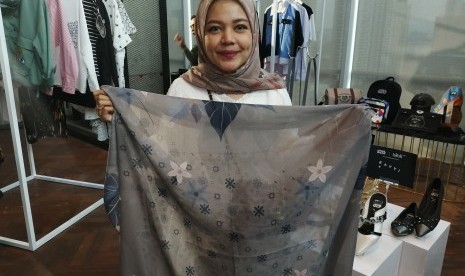 Jenama hijab Puru Kambera menghadirkan koleksi hijab dengan desain yang terinspirasi film Star Wars