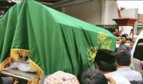  Jenazah Abraham Lunggana alias Haji Lulung saat tiba di rumah duka di Kelurahan Sukabumi Utara, Kebon Jeruk, Jakarta Barat, Selasa (14/12)..