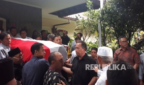 Jenazah adik Presiden RI kedua Soeharto, Probosutedjo diberangkatkan ke Bandara Halim Perdana Kusuma Jakarta Timur, Senin (26/3) pukul 14.30 WIB. 