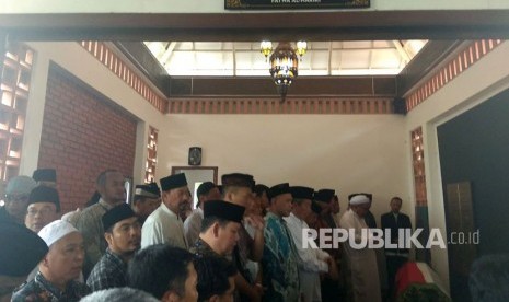 Jenazah almarhum AM Fatwa saat tiba dan disolatkan di rumah duka Jalan Palem, Kompleks Bappenas, Jakarta Selatan. 