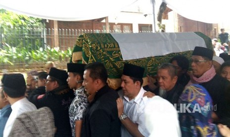 Jenazah almarhum AM Fatwa saat tiba dan disolatkan di rumah duka Jalan. Palem, Kompleks Bappenas, Jakarta Selatan. 