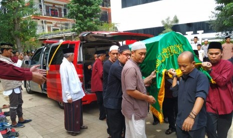 Ustaz Munawir: Ayah Ustaz Yusuf Mansur Rajin Zikir. Jenazah almarhum ayahanda Ustaz Yusuf Mansur sampai di Pesantren Tahfidz Daarul Quran di Tangerang untuk disholatkan, Kamis (13/2).