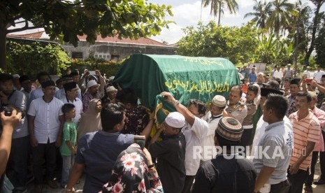 Jenazah almarhum Ipda Auzar tiba di rumah duka di Kota Pekanbaru, Riau, Rabu (16/5). 