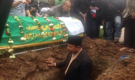 Jenazah Almarhum Muhammad Fachroni yang akrab disapa Oon, salah satu personel Project Pop dikebumikan di TPU Muslimin, Legok Cisereuh, Kelurahan Mekar Wangi, Kecamatan Bojong Loa Kidul, Kota Bandung, Jumat, (13/1). 