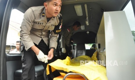 Jenazah anggota kelompok sipil bersenjata dimasukkan ke dalam ambulans usai dievakuasi dari lokasi kontak tembak di Kecamatan Sausu, Kabupaten Parigi Moutong, Sulawesi Tengah, Jumat (22/3).