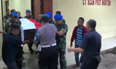 Jenazah anggota TNI AD, Letnan Kolonel Dono Kuspriyanto dibawa ke rumah duka di Bogor, Jawa Barat, Rabu (26/12) pagi dari RS Polri Kramatjati, Jakarta Timur. 