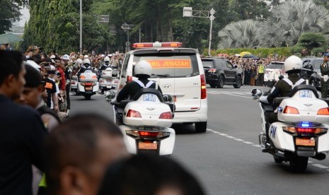 Jenazah Ani Yudhoyono saat tiba di TMPN Kalibata, Jakarta Selatan, Minggu (2/6)