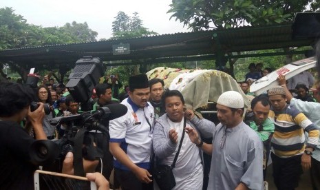 Jenazah artis Laila Sari tiba di TPU Karet Bivak, Selasa (21/11), untuk dimakamkan.