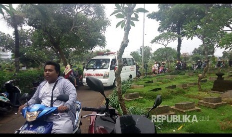 Jenazah artis Laila Sari tiba di TPU Karet Bivak, Selasa (21/11), untuk dimakamkan.