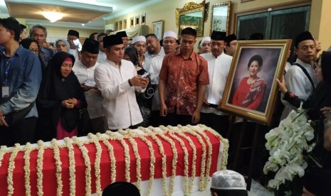 Jenazah Bu Ani Yudhoyono disemayamkan di rumah duka di Puri Cikeas, Bogor, Sabtu (1/6) malam.