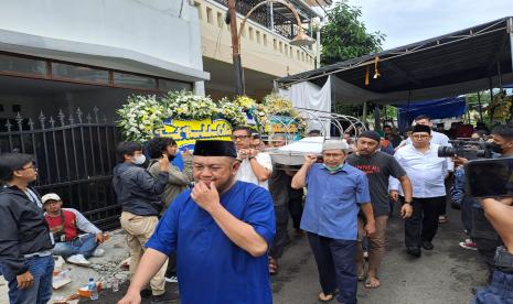 Jenazah budayawan Ridwan Saidi saat akan dimakamkan ke TPU Karet Bivak, Jakarta, Ahad (25/12/2022).